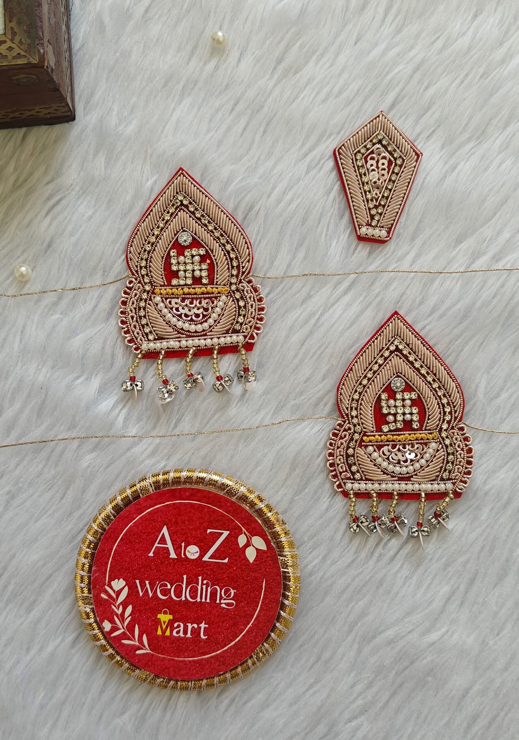 Compact decorative Maudi for wedding with gold detailing